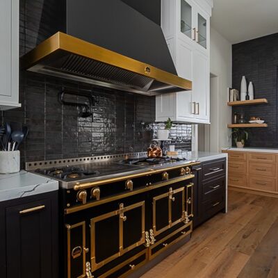 A kitchen that sets the mood: bold, unapologetic, and modern. In Tennessee, HOD brought luxury to the dark side, crafting spaces where small details shine. ✨ hausofdesign